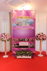 25690117-exhibition-008