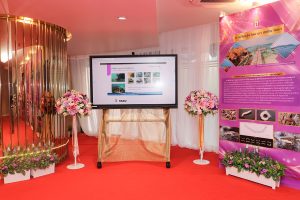 25690117-exhibition-011