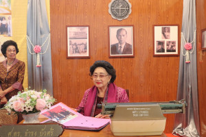 25661011-exhibition-015       